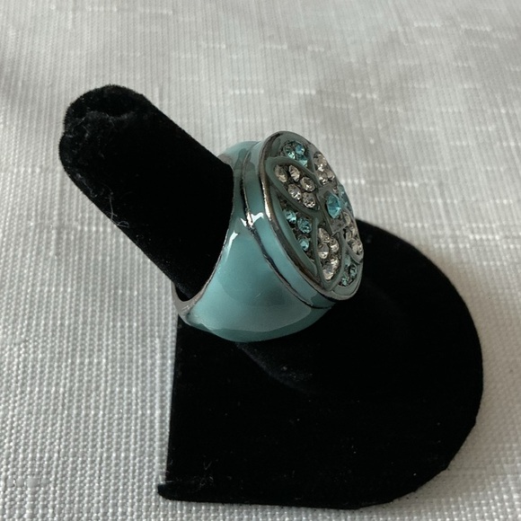 Stunning Silver and Blue Crystal Ring - Picture 2 of 4
